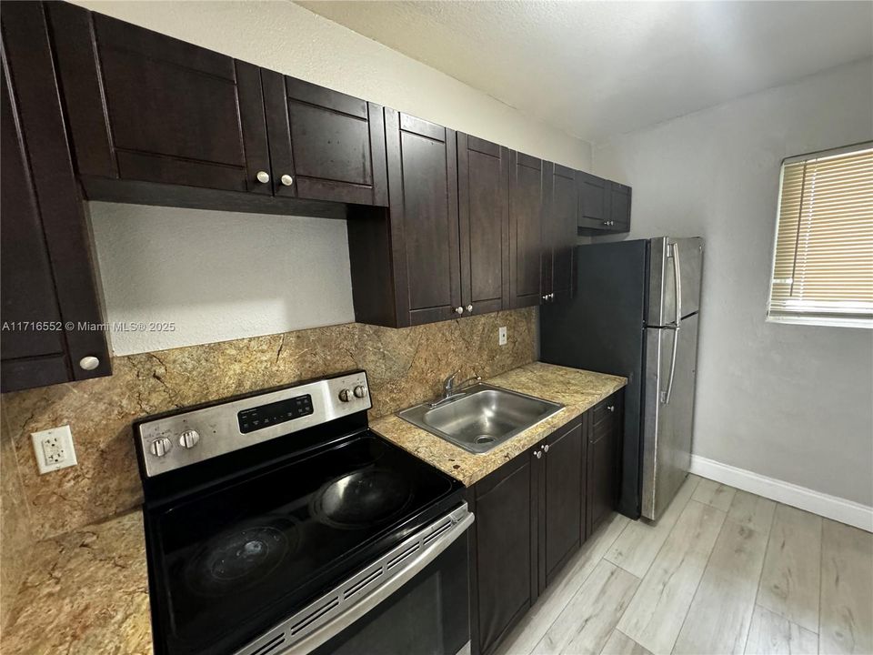 For Rent: $1,950 (2 beds, 1 baths, 920 Square Feet)