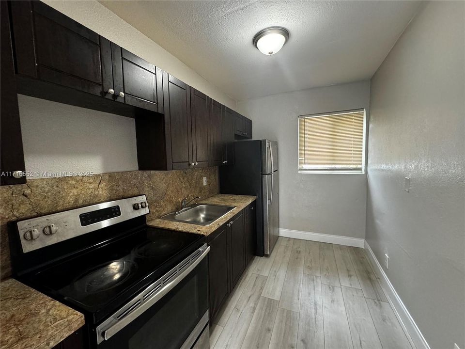 For Rent: $1,950 (2 beds, 1 baths, 920 Square Feet)