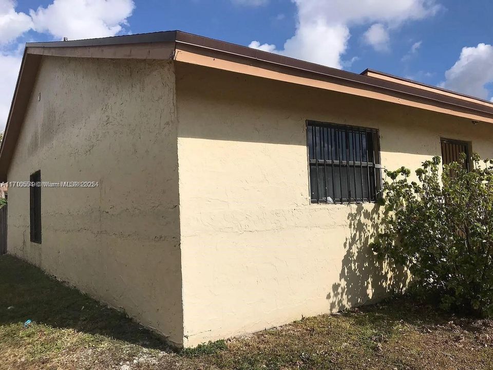 For Rent: $2,600 (2 beds, 2 baths, 964 Square Feet)