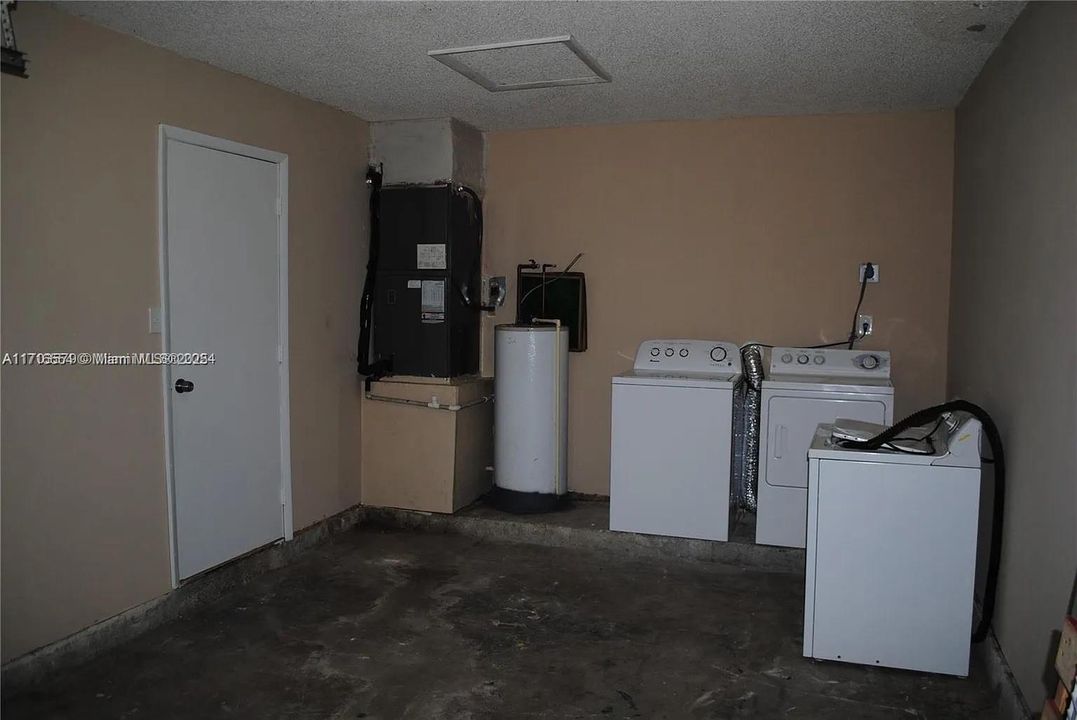 For Rent: $2,600 (2 beds, 2 baths, 964 Square Feet)