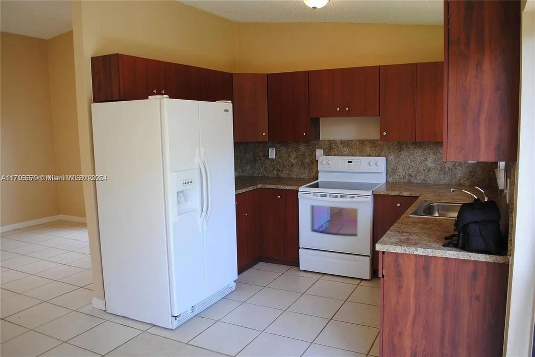 For Rent: $2,600 (2 beds, 2 baths, 964 Square Feet)