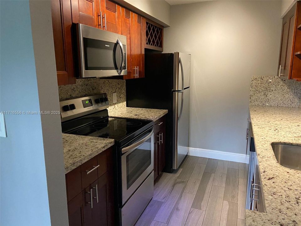 For Rent: $1,800 (1 beds, 1 baths, 834 Square Feet)