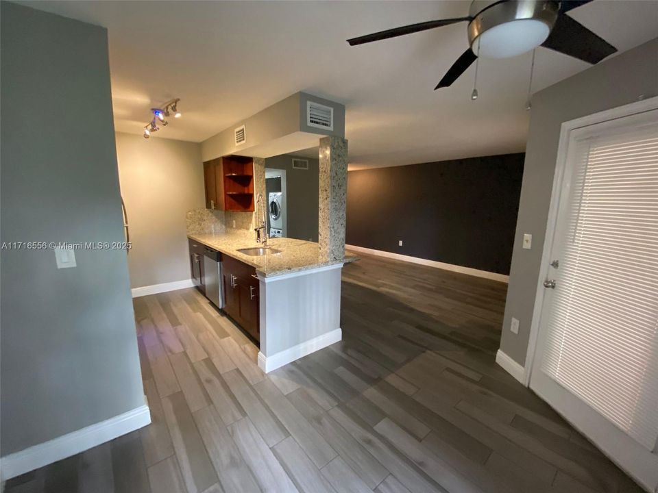 For Rent: $1,800 (1 beds, 1 baths, 834 Square Feet)