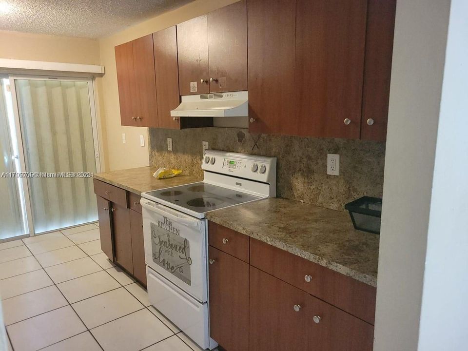 For Rent: $2,800 (3 beds, 2 baths, 1140 Square Feet)