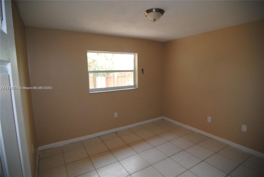 For Rent: $2,800 (3 beds, 2 baths, 1140 Square Feet)