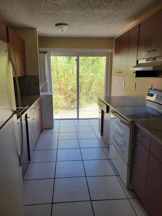 For Rent: $2,800 (3 beds, 2 baths, 1140 Square Feet)