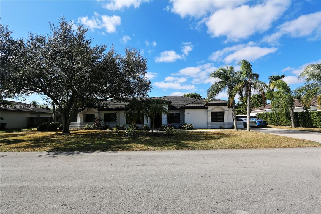 For Sale: $949,900 (4 beds, 2 baths, 2569 Square Feet)