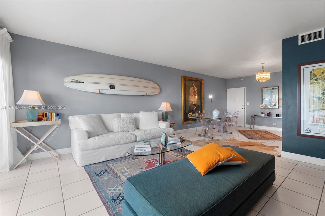 For Sale: $545,000 (1 beds, 1 baths, 858 Square Feet)