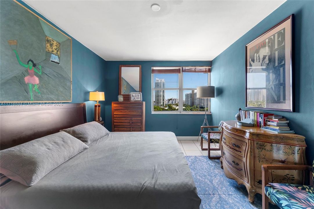 For Sale: $545,000 (1 beds, 1 baths, 858 Square Feet)