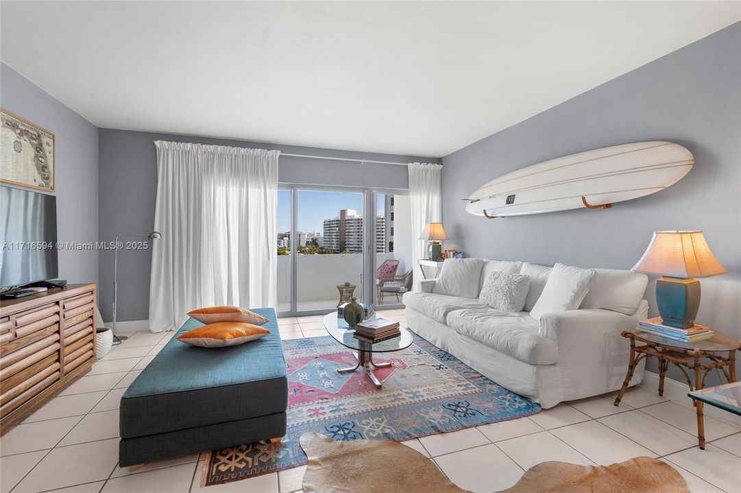 For Sale: $545,000 (1 beds, 1 baths, 858 Square Feet)