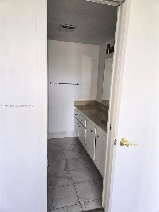 For Rent: $1,700 (2 beds, 2 baths, 880 Square Feet)