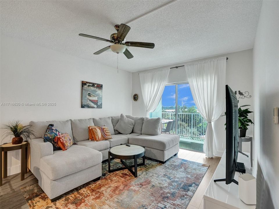 For Sale: $275,000 (2 beds, 2 baths, 1132 Square Feet)