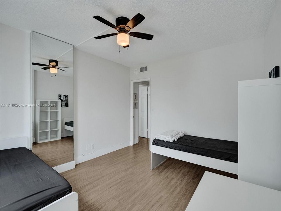 For Sale: $275,000 (2 beds, 2 baths, 1132 Square Feet)