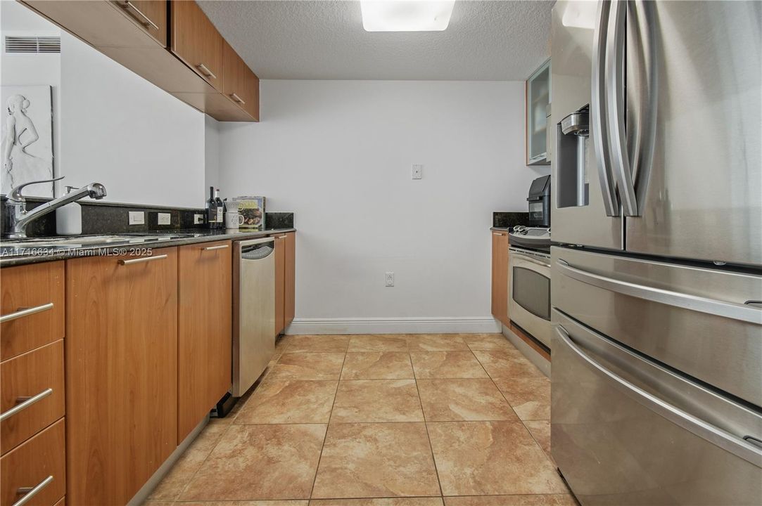 For Sale: $745,000 (2 beds, 2 baths, 1051 Square Feet)