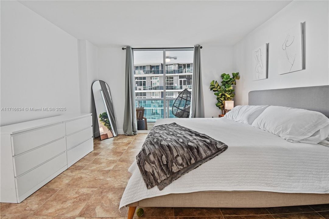 For Sale: $745,000 (2 beds, 2 baths, 1051 Square Feet)