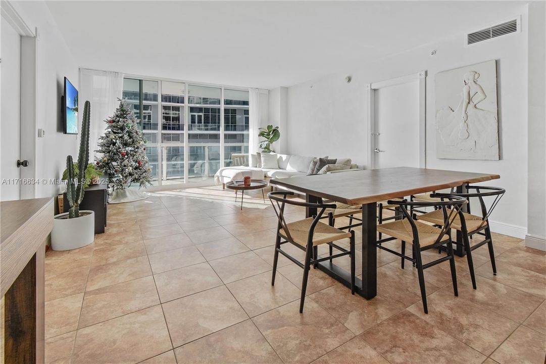 For Sale: $745,000 (2 beds, 2 baths, 1051 Square Feet)