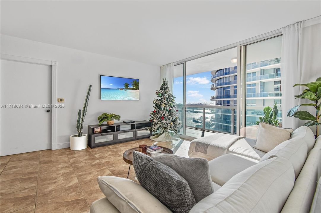 For Sale: $745,000 (2 beds, 2 baths, 1051 Square Feet)