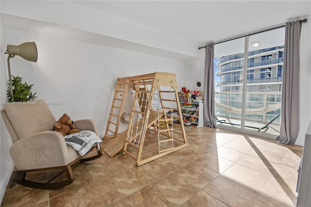 For Sale: $745,000 (2 beds, 2 baths, 1051 Square Feet)