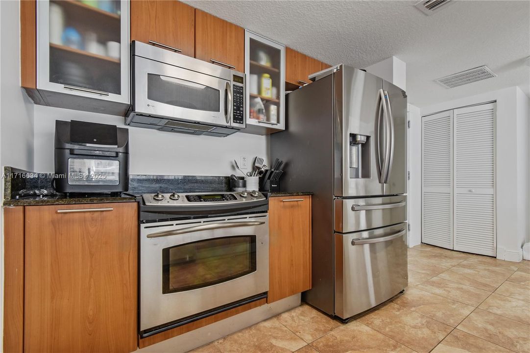 For Sale: $745,000 (2 beds, 2 baths, 1051 Square Feet)