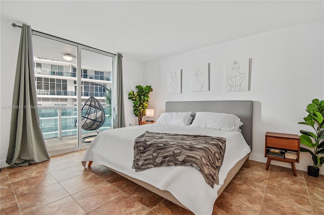 For Sale: $745,000 (2 beds, 2 baths, 1051 Square Feet)