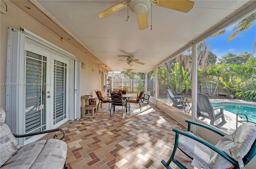 Huge screened in Patio, beautifully tiled