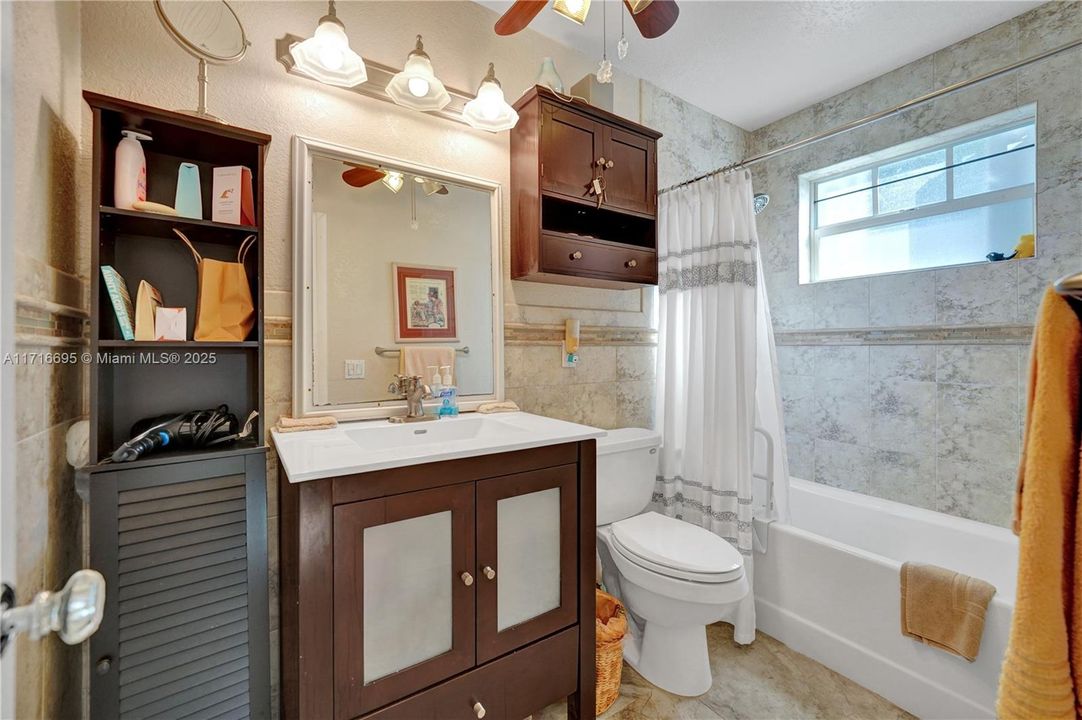 Guest Bath W/soaking tub