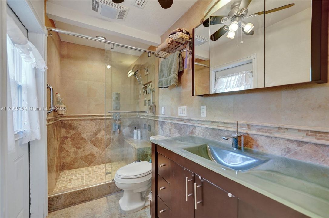 Master Bath w/4body sprays and seat