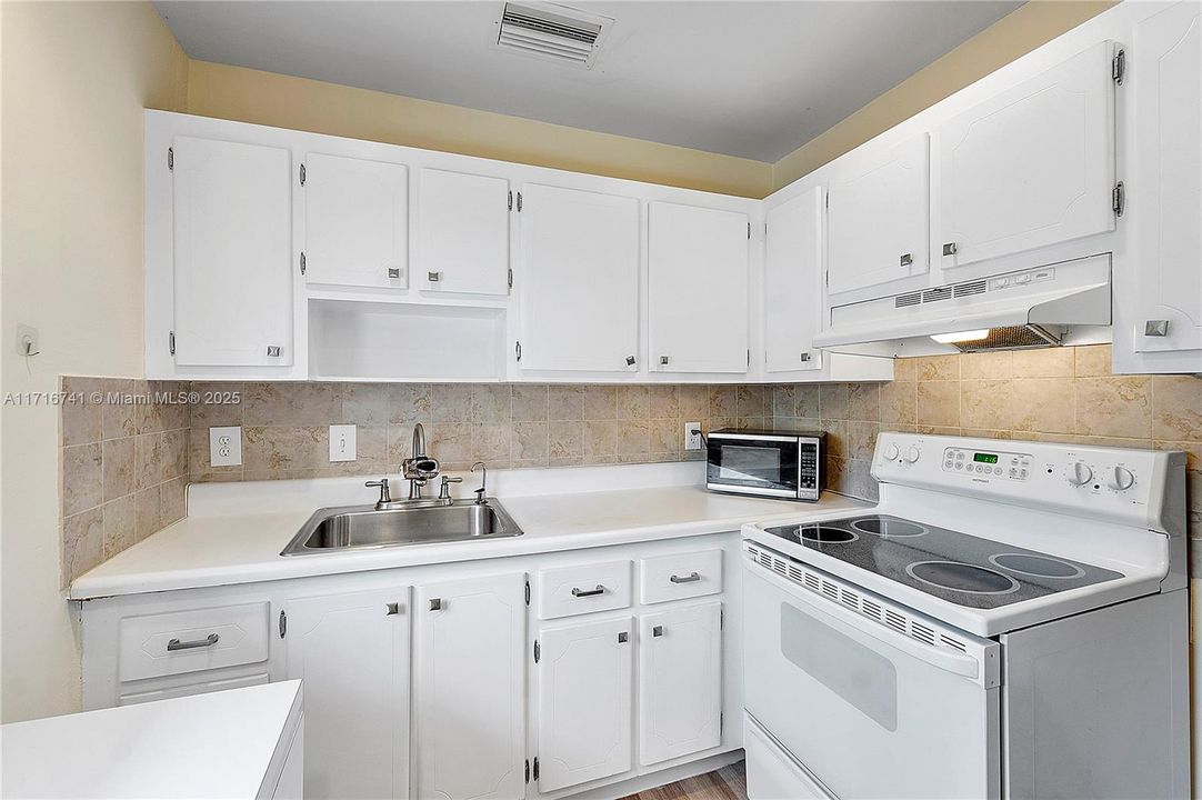 For Sale: $144,999 (2 beds, 2 baths, 880 Square Feet)