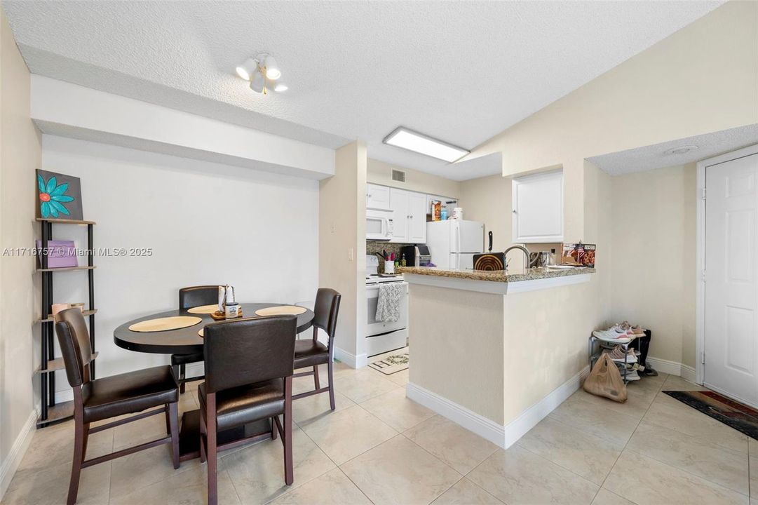 For Sale: $225,000 (1 beds, 1 baths, 805 Square Feet)