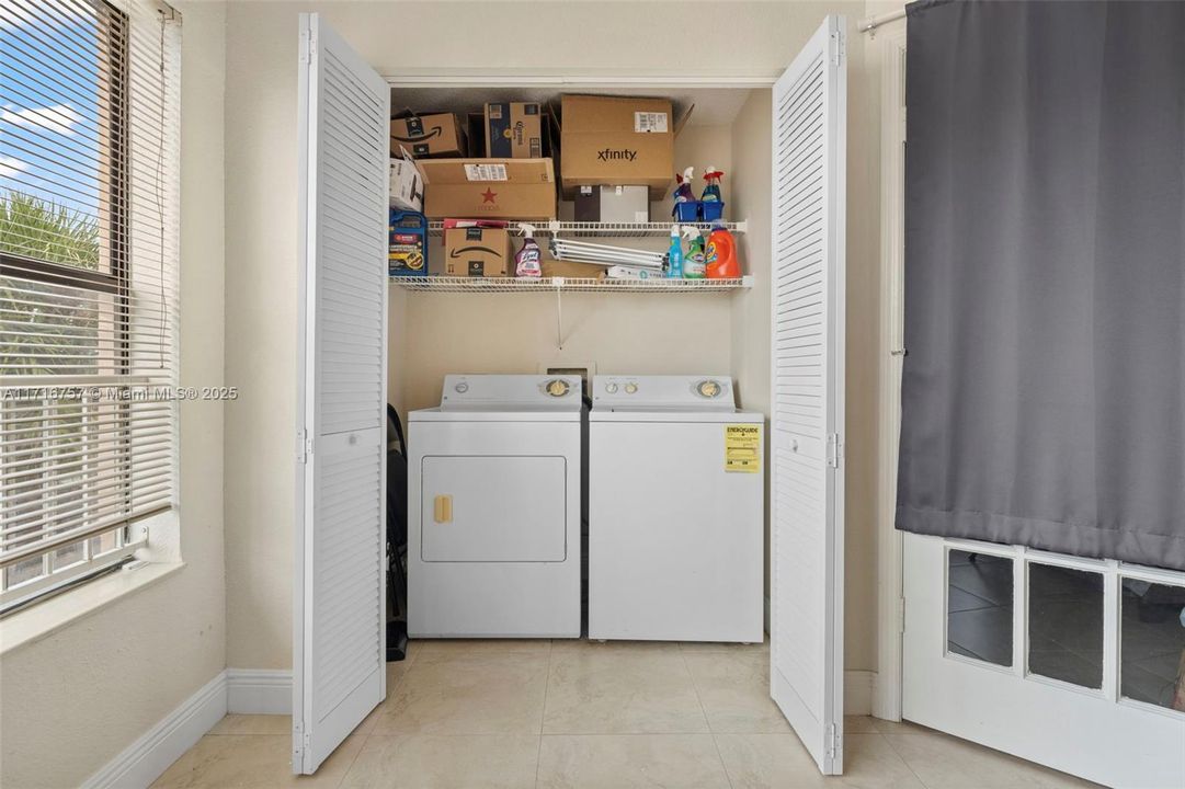 For Sale: $225,000 (1 beds, 1 baths, 805 Square Feet)