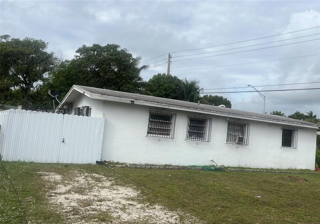 For Sale: $800,000 (3 beds, 2 baths, 1116 Square Feet)