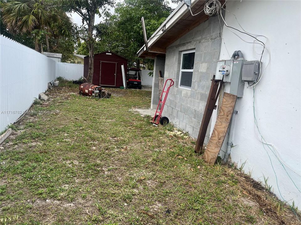 For Sale: $800,000 (3 beds, 2 baths, 1116 Square Feet)