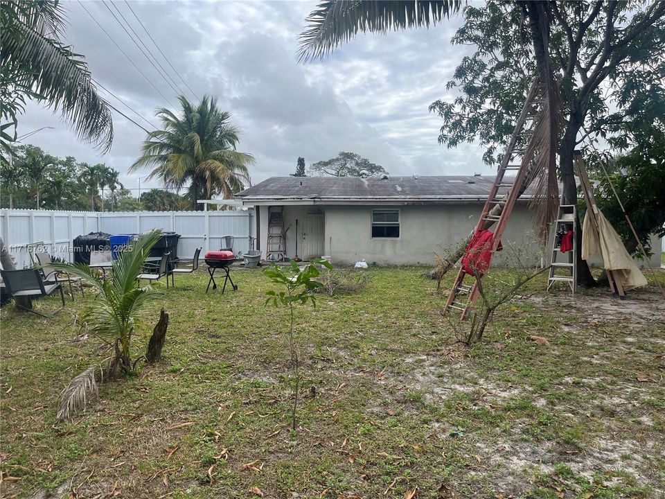 For Sale: $800,000 (3 beds, 2 baths, 1116 Square Feet)