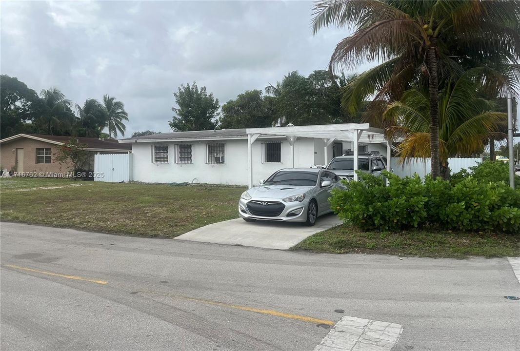 For Sale: $800,000 (3 beds, 2 baths, 1116 Square Feet)