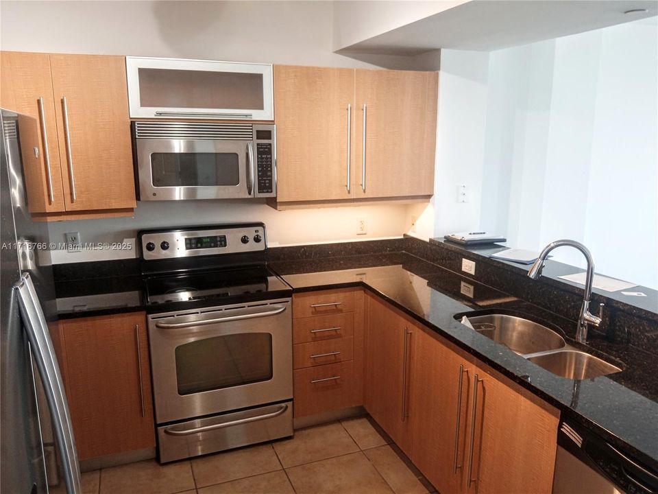 For Rent: $2,500 (1 beds, 1 baths, 777 Square Feet)