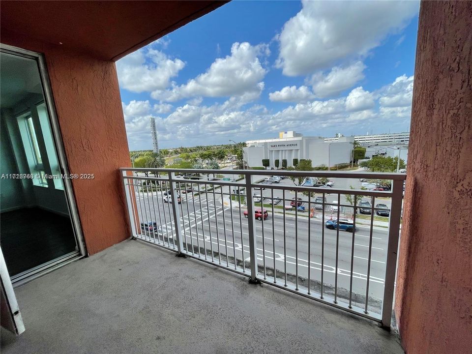 For Rent: $2,500 (1 beds, 1 baths, 777 Square Feet)