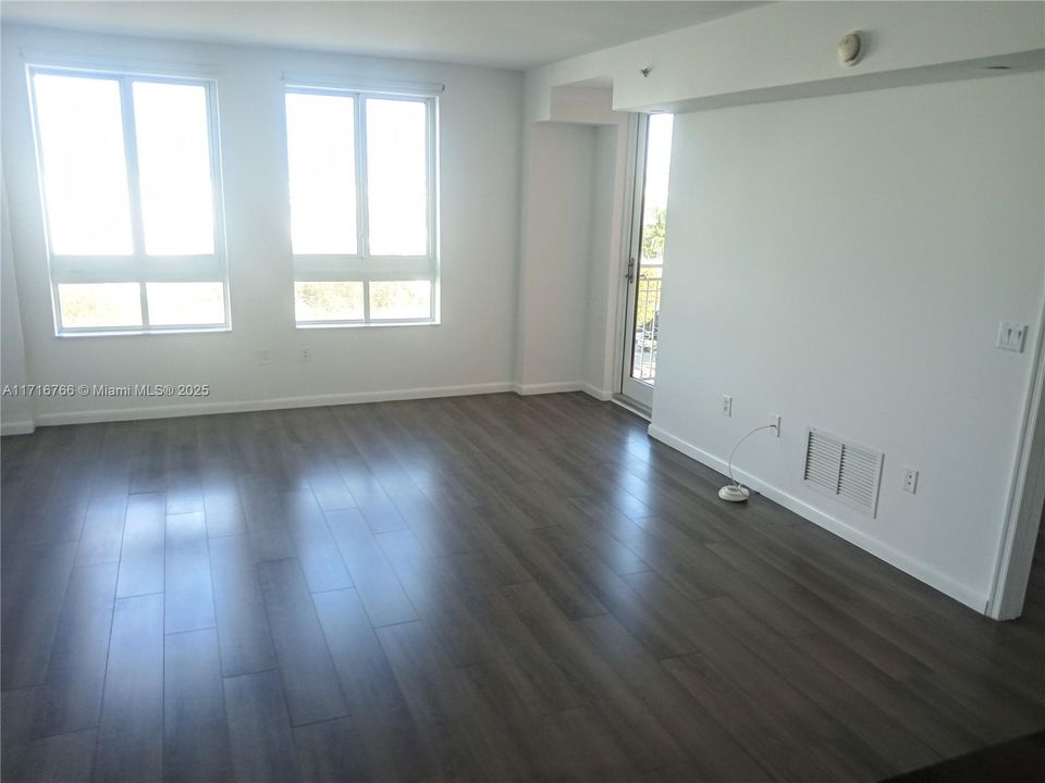 For Rent: $2,500 (1 beds, 1 baths, 777 Square Feet)