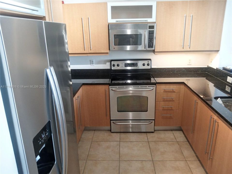 For Rent: $2,500 (1 beds, 1 baths, 777 Square Feet)