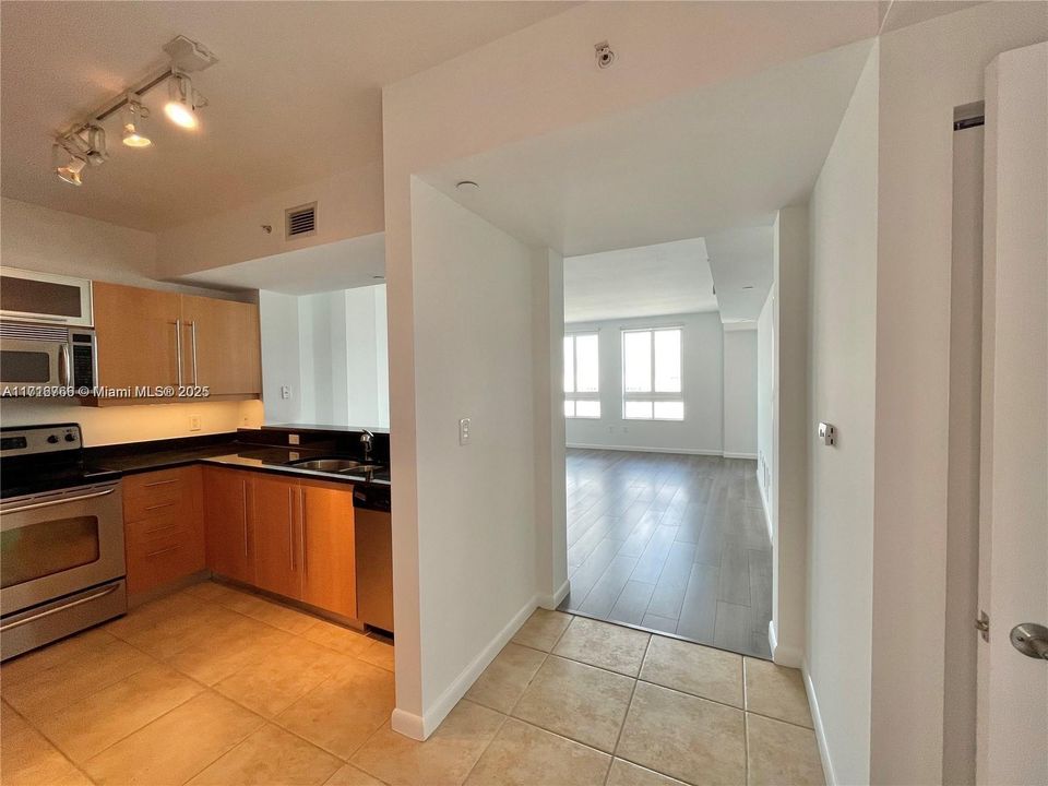 For Rent: $2,500 (1 beds, 1 baths, 777 Square Feet)