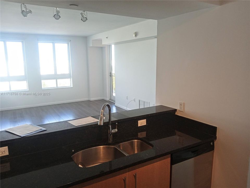 For Rent: $2,500 (1 beds, 1 baths, 777 Square Feet)