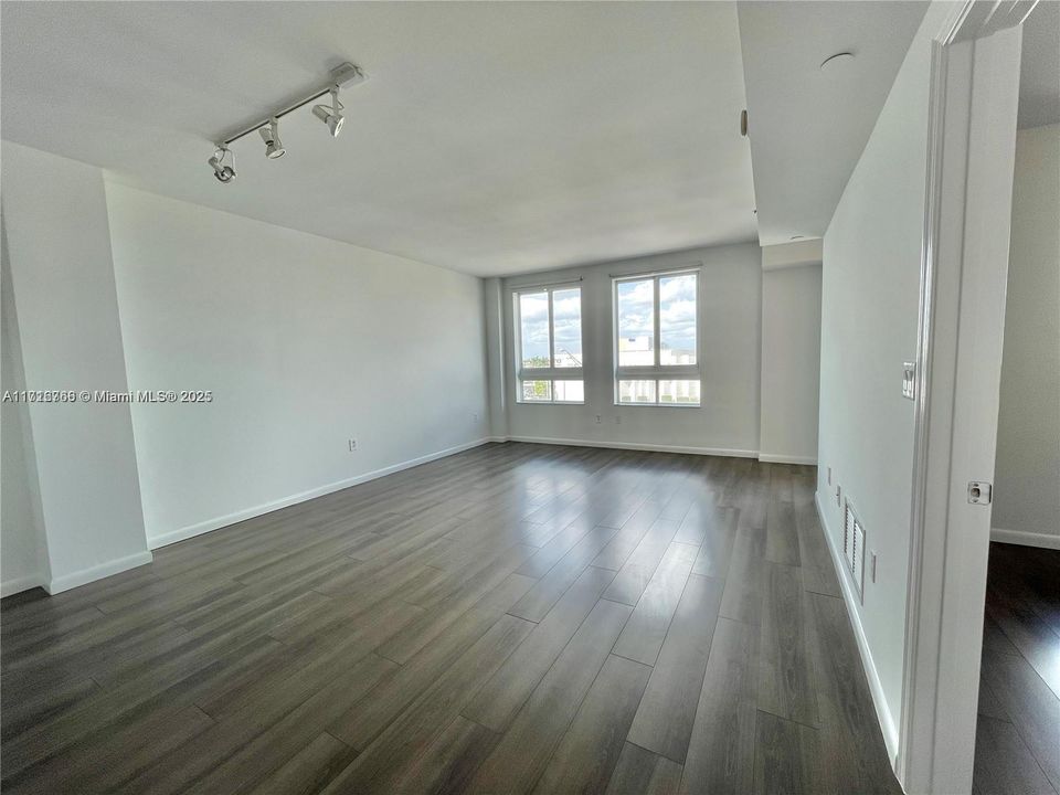 For Rent: $2,500 (1 beds, 1 baths, 777 Square Feet)