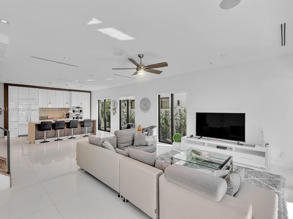 Recently Sold: $1,650,000 (5 beds, 4 baths, 3066 Square Feet)