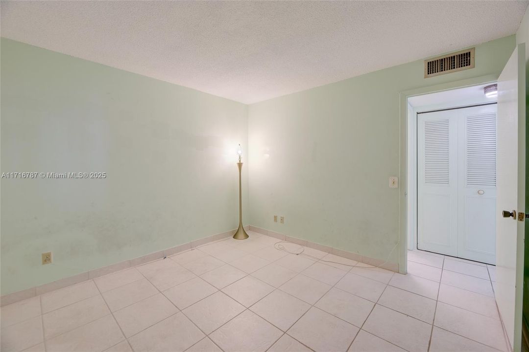 For Sale: $180,000 (2 beds, 2 baths, 912 Square Feet)