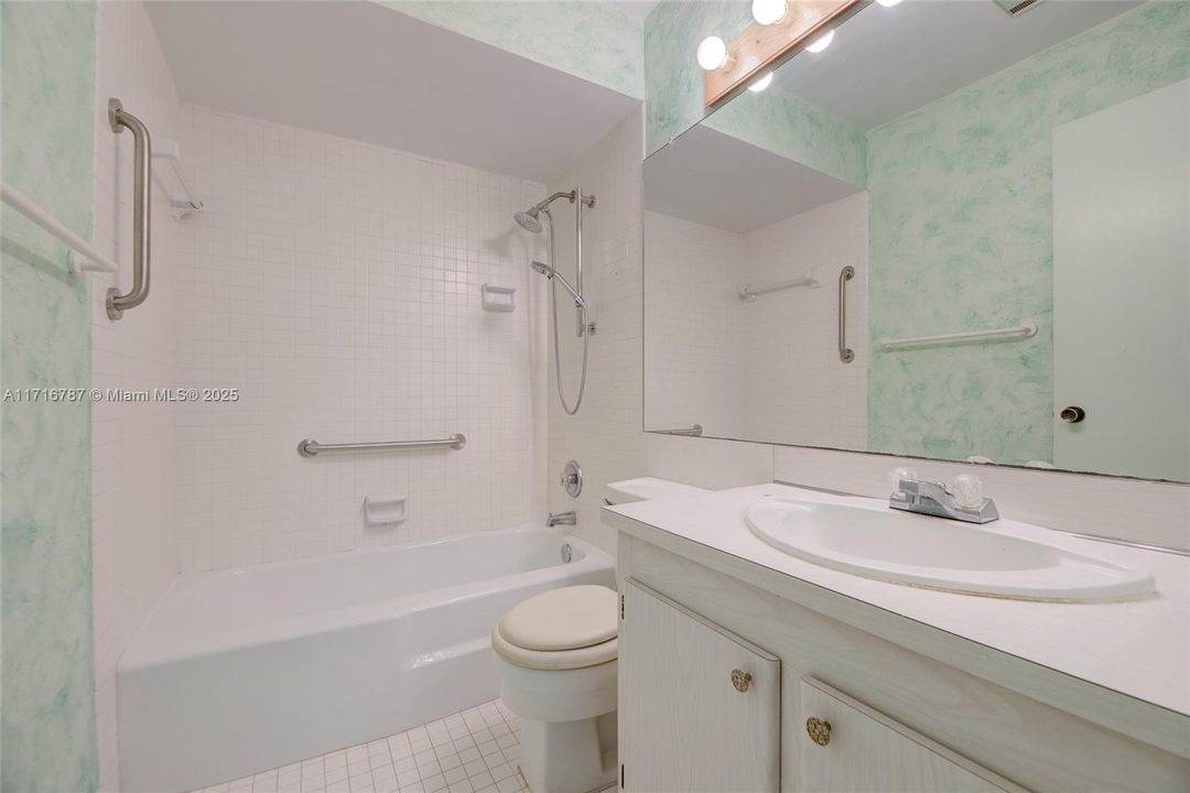 For Sale: $180,000 (2 beds, 2 baths, 912 Square Feet)