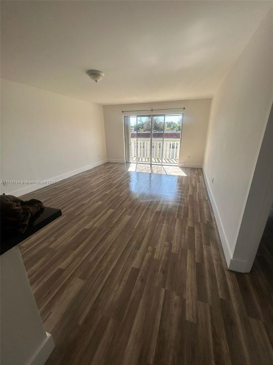 For Rent: $1,550 (1 beds, 1 baths, 740 Square Feet)