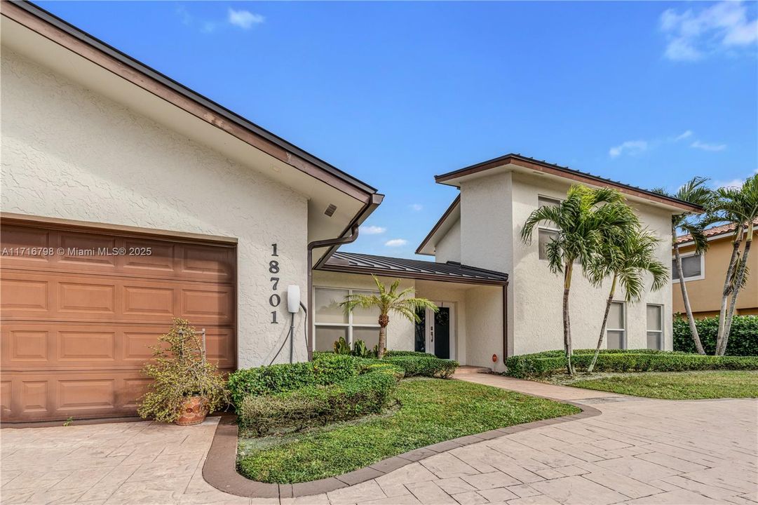 For Sale: $1,050,000 (3 beds, 2 baths, 2086 Square Feet)