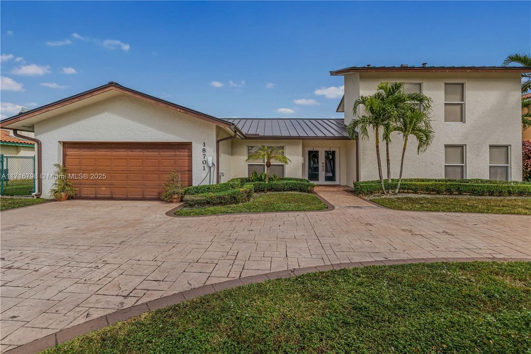 For Sale: $1,050,000 (3 beds, 2 baths, 2086 Square Feet)