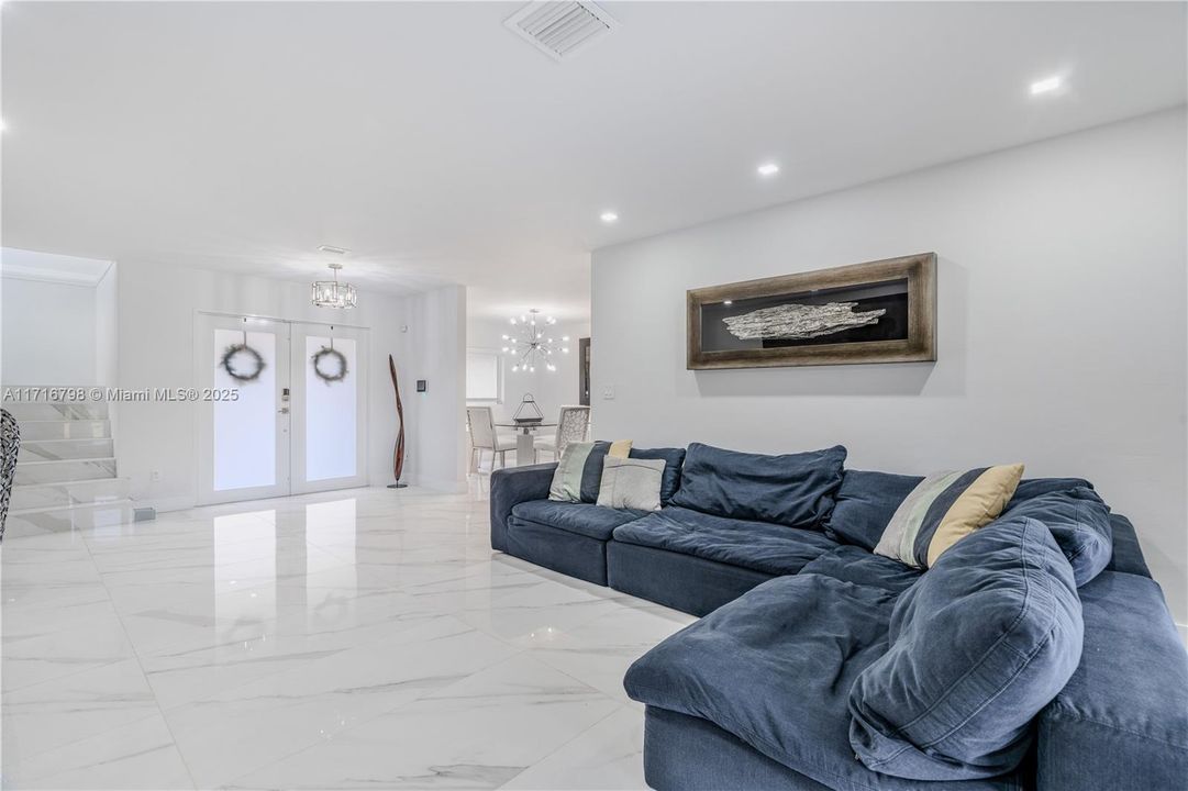 For Sale: $1,050,000 (3 beds, 2 baths, 2086 Square Feet)