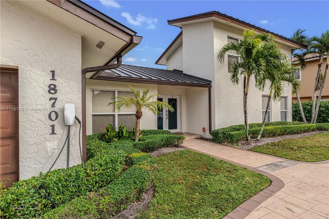 For Sale: $1,050,000 (3 beds, 2 baths, 2086 Square Feet)