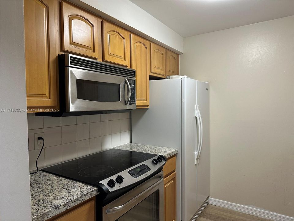 For Rent: $2,300 (2 beds, 2 baths, 906 Square Feet)